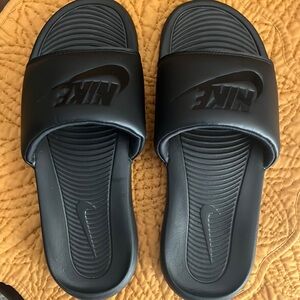 Men’s New Never Worn Black Size 10 Nike Slides